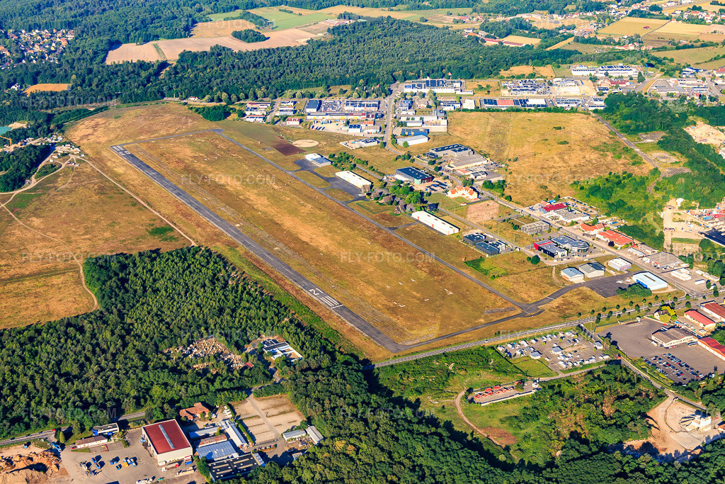 Aerial view: Haguenau Aerodrome (LFSH) in the district Zone Activite Aerodrome in Hagenau in the state Bas-Rhin, France. – Photo: IMG_082934.jpg taken on 06/26/2015 by Werner Riehm/FLY-FOTO.com – Resolution of the original: 5472 x 3648 px