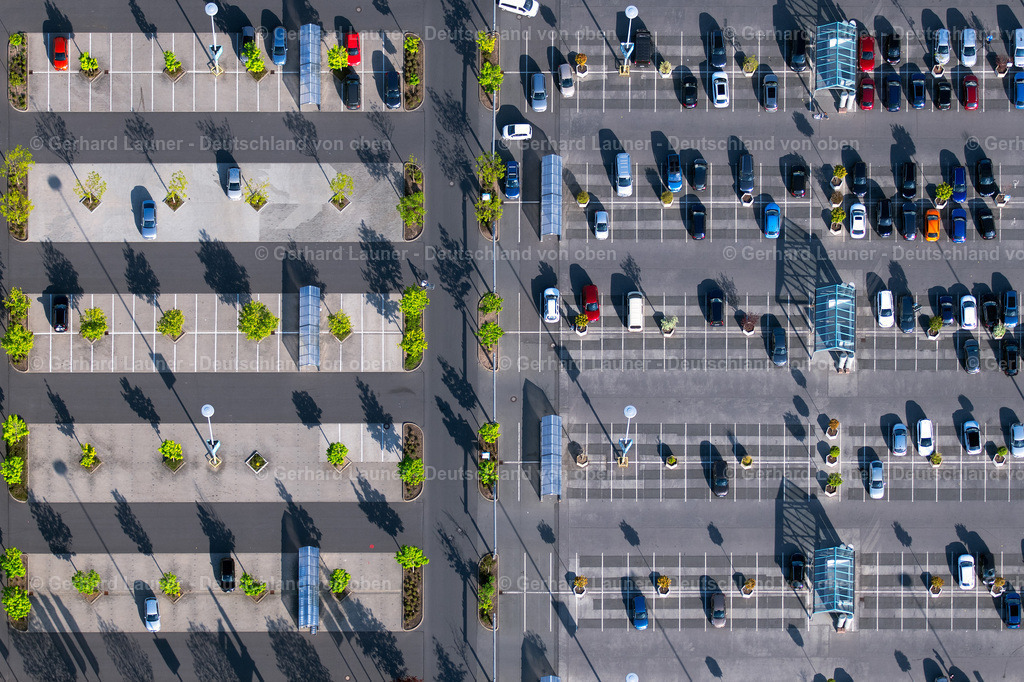 4026036 | ERFURT 06.05.2020 Parkplatz und Abstellfläche für Automobile - PKW am Einkaufszentrum " T.E.C. - Thüringer Einkaufscenter " in der Hermsdorfer Straße im Ortsteil Daberstedt in Erfurt im Bundesland Thüringen, Deutschland. Weiterführende Informationen bei: MEC METRO-ECE Centermanagement GmbH & Co. KG. // Parking and storage space for automobiles at the shopping mall " T.E.C. - Thueringer Einkaufscenter " in the Hermsdorfer Strasse in the district Daberstedt in Erfurt in the state Thuringia, Germany. Further information at: MEC METRO-ECE Centermanagement GmbH & Co. KG. Foto: Gerhard Launer