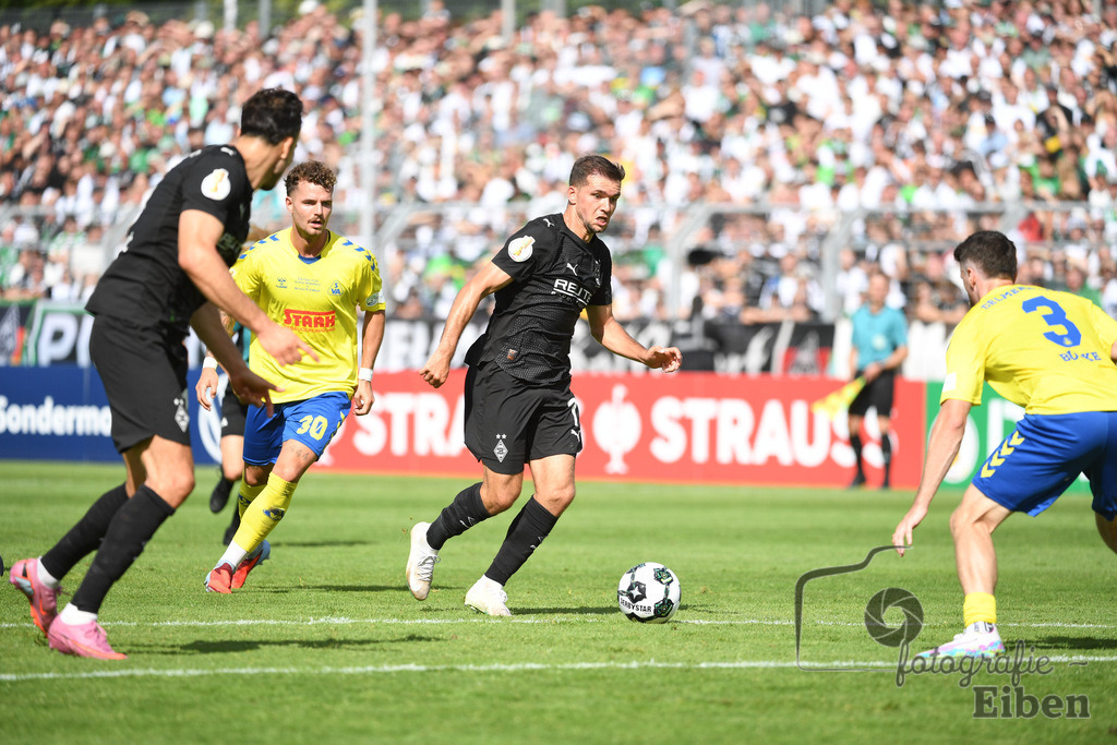 SV Atlas-Delmenhorst-Borussia Mönchengladbach | DFB-Pokal 1. Runde;SV Atlas Delmenhorst (gelb)-Borussia Mönchengladbach (schwarz) am 17.08.2025 in Oldenburg (Marschweg-Stadion), Photo: Philip Eiben 2025 - Realisiert mit Pictrs.com