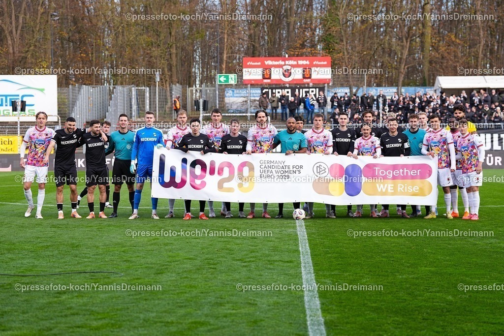 xYDRx22112501086 | 22.11.2025, xydrx, Fußball, 3.Liga, FC Viktoria Köln - SC Verl, Saison 2025 2026, Sportpark Höhenberg: Die Spieler beider Teams Posieren mit dem Banner der Deutschen UEFA Frauen Europameisterschaft 2029 Bewerbung   DFB regulations prohibit any use of photographs as image sequences and or quasi-video.