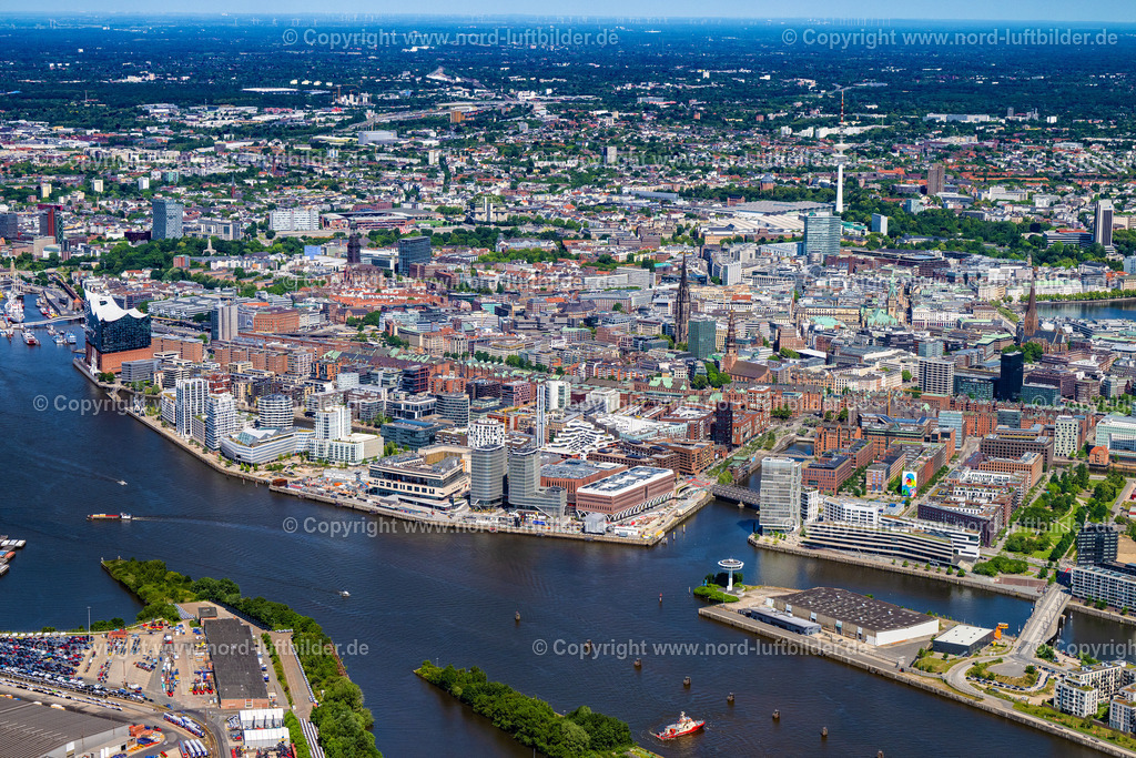 Hamburg_Strandkai_Hafencity_ELS_6934200625 | HAMBURG 20.06.2025 Gebäudekomplexedes am Überseequartier am Chicagokai - Osakaallee im Bereich des ehemaligen Grasbrooks im Ortsteil Hafencity in Hamburg, Deutschland. Weiterführende Informationen bei: CHRISTIAN DE PORTZAMPARC,  Depenbrock Bau GmbH & Co. KG,  F + Z Baugesellschaft, Zweigniederlassung der Hecker Bau GmbH & Co. KG,  Stump-Franki Spezialtiefbau GmbH,  Unibail-Rodamco Germany GmbH,  Unibail-Rodamco ÜSQ Süd Quartiersmanagement GmbH. // Building complex at the Ueberseequartier on Chicagokai - Osakaallee in the area of the former Grasbrook in the Hafencity district of Hamburg, Germany. Further information at: CHRISTIAN DE PORTZAMPARC,  Depenbrock Bau GmbH & Co. KG,  F + Z Baugesellschaft, Zweigniederlassung der Hecker Bau GmbH & Co. KG,  Stump-Franki Spezialtiefbau GmbH,  Unibail-Rodamco Germany GmbH,  Unibail-Rodamco UeSQ Sued Quartiersmanagement GmbH. Foto: Martin Elsen