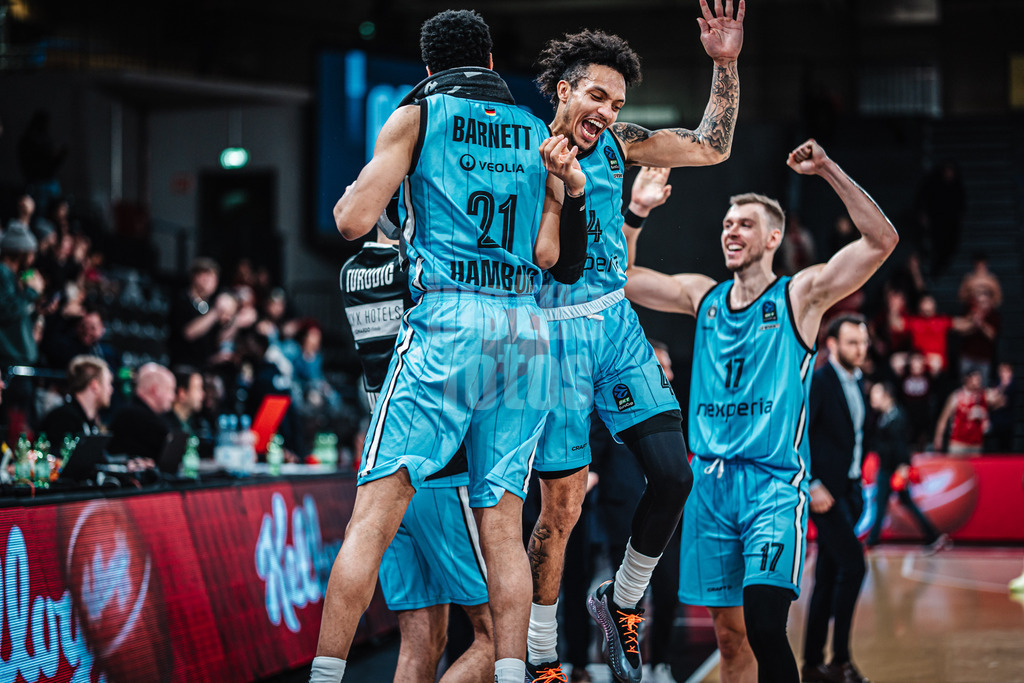 Basketball | Männer | Saison 2024/2025 | BKT EuroCup | Veolia Towers Hamburg vs. Hapoel Bank Yahav Jerusalem | 17.12.2024 | v.l. Jordan Barnett (#21, Veolia Towers Hamburg) und Jaizec Lottie (#4, Veolia Towers Hamburg) Jubeln