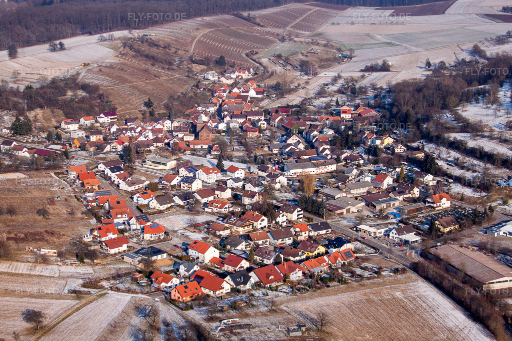 Luftbild: Winterlich schneebedeckte Kirchengebäude im Ortsteil Neuenburg im Ortsteil Neuenbürg in Kraichtal im Bundesland Baden-Württemberg in Deutschland. Foto: IMG_48745.jpg vom 06.02.2012 durch Werner Riehm/FLY-FOTO.de