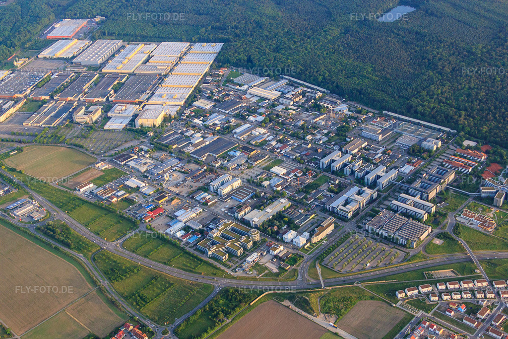 Luftbild: Industriegebiet von der Albert-Einstein-Straße bis zur Dietmar-Hopp-Allee mit Heidelberger Druckmaschinen AG, SAP SE und Evora IT Solutions GmbH in Walldorf im Bundesland Baden-Württemberg in Deutschland. Foto: IMG_66418.jpg vom 30.05.2014 durch Werner Riehm/FLY-FOTO.deWWW.HEIDELBERG.COM