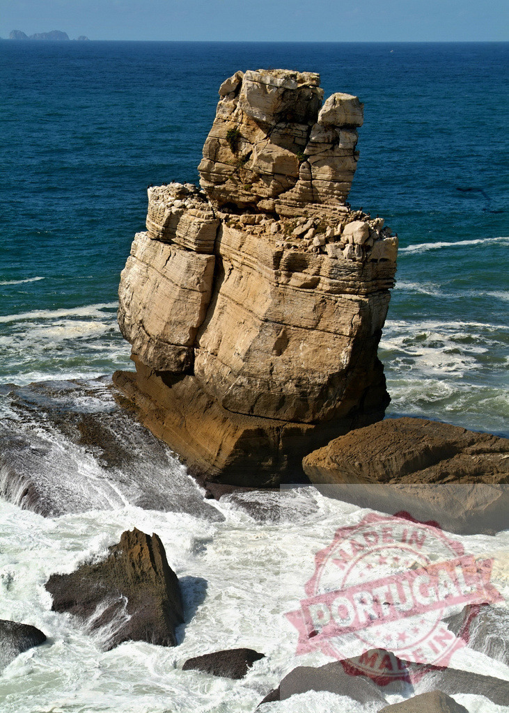 Nau dos Corvos sea stack in Peniche, Portugal. Centro Portugal | Powerful ocean waves crashing around the large geological rock formation - Realisiert mit Pictrs.com
