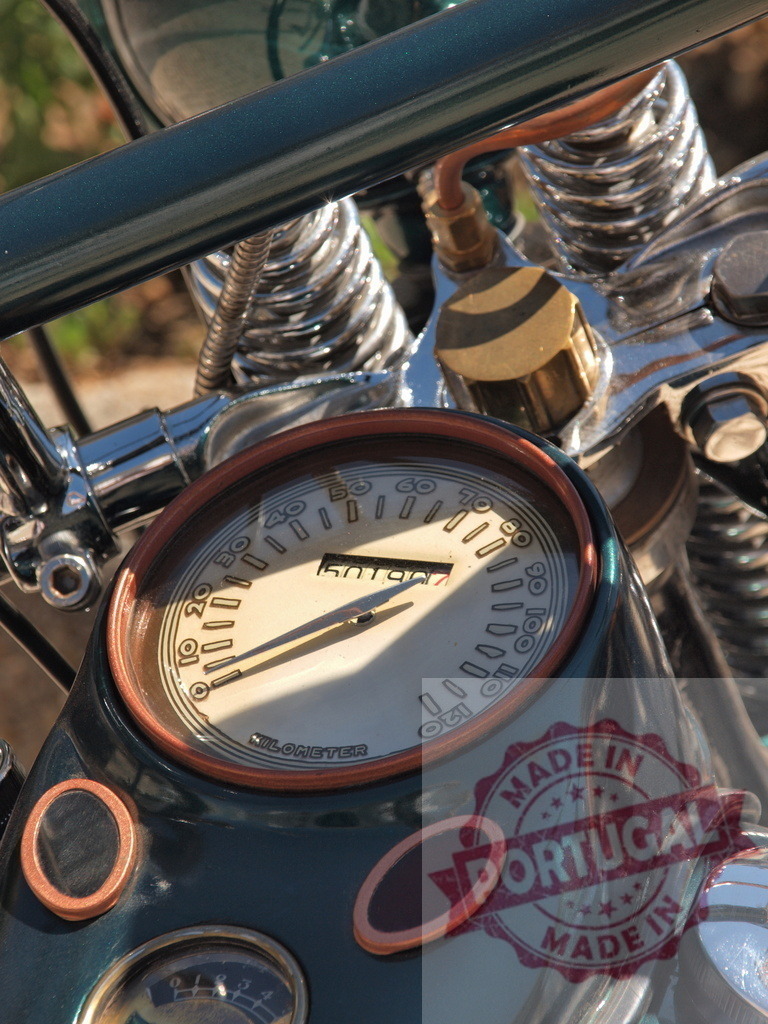 Vintage motorcycle dashboard showing speedometer and chrome details | Classic custom motorcycle dashboard with speedometer, odometer, and chrome elements - Realisiert mit Pictrs.com