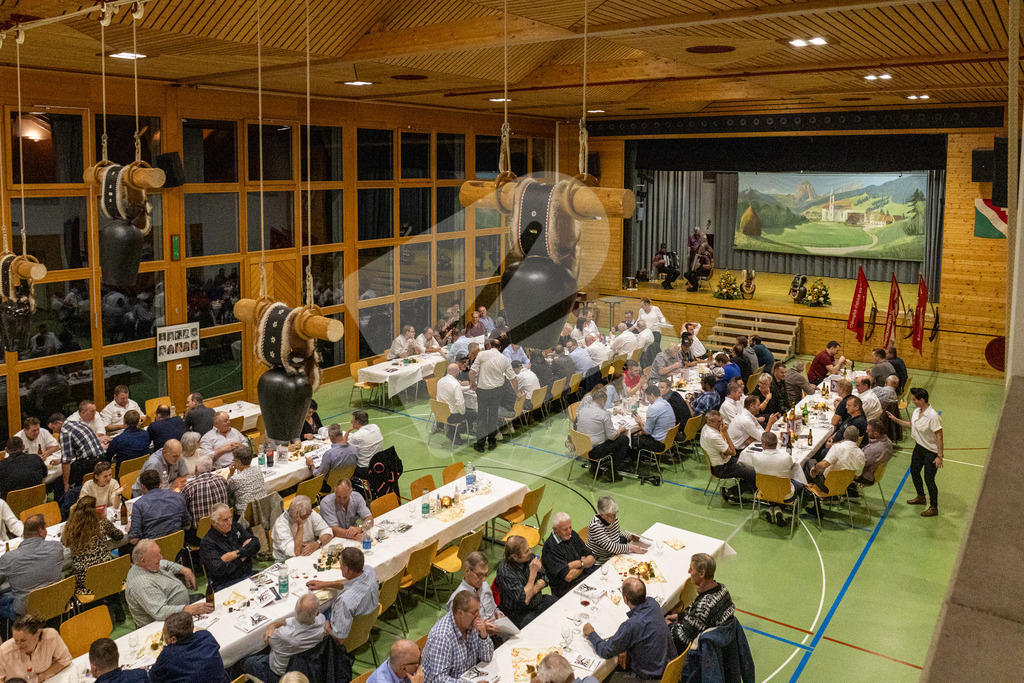 SKE100J_5036 | Die Schwinger des Schwyzer Kantonalen Schwingerverbandes: Fotos, die Dynamik und Leidenschaft festhalten, sowie emotionale Momente aus dem traditionellen Schwingsport zeigen. - Realisiert mit Pictrs.com