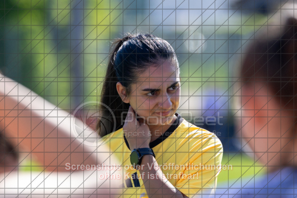 20250501_102740_0008 | #,1.FC Donzdorf II (rot) vs.1.Göppinger SV (weiß), Fussball, Frauen-Bezirkspokal Halbfinale Saison 2024/2025, Rasenplatz Lautertal Stadion, Süßener Straße 16, 73072 Donzdorf, 01.05.2025 - 10:30 Uhr,Foto: PhotoPeet-Sportfotografie/Peter Harich
