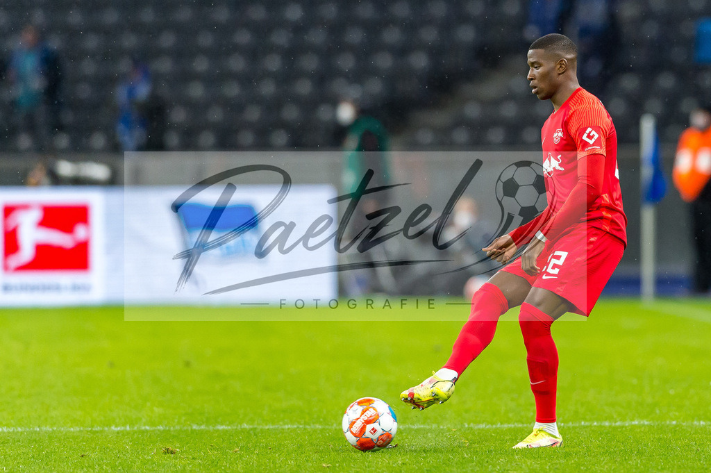 BSCRBL20220220_022 | Fussball, Herren: Nordi Mukiele (RB Leipzig) in Aktion, am Ball, Einzelaktion bei dem Spiel der 1. Bundesliga zwischen Hertha BSC und RB Leipzig im Olypiastadion am 20.02.2022 in Berlin, Deutschland.DFB / DFL REGULATIONS PROHIBIT ANY USE OF PHOTOGRAPHS AS IMAGE SEQUENCES AND/OR QUASI-VIDEO. - Realisiert mit Pictrs.com