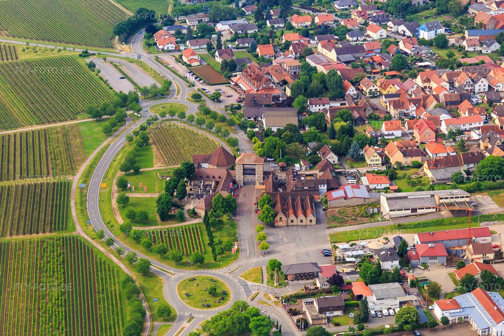 Luftbild: Deutsches Weintor und Vinothek am Deutschen Weintor im Ortsteil Schweigen in Schweigen-Rechtenbach im Bundesland Rheinland-Pfalz in Deutschland. Foto: IMG_100674.jpg vom 05.06.2017 durch Werner Riehm/FLY-FOTO.deWWW.WEINTOR.DE