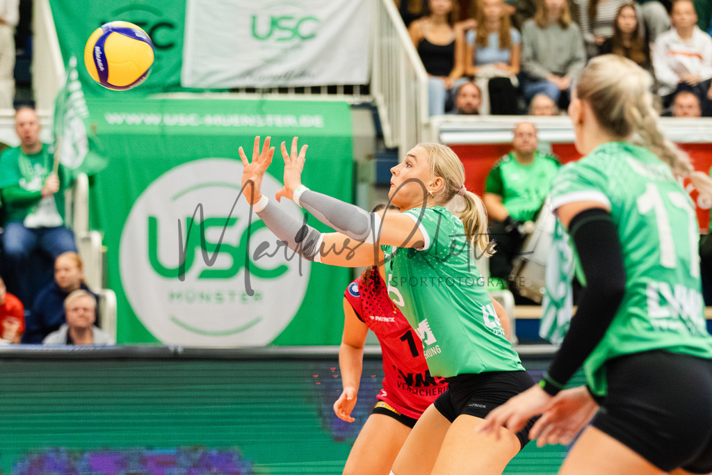 Volleyball, 1. Bundesliga Frauen, Hauptrunde, 1. Spieltag, Saison 2025/2026: USC Münster - SSC Palmberg Schwerin | 1. Bundesliga Frauen, Hauptrunde, 1. Spieltag, Saison 2025/2026, USC Münster empfängt SSC Palmberg Schwerin in der Sporthalle Berg Fidel in Münster. Foto: sportfotografie.ms | Markus Paletta - Realisiert mit Pictrs.com