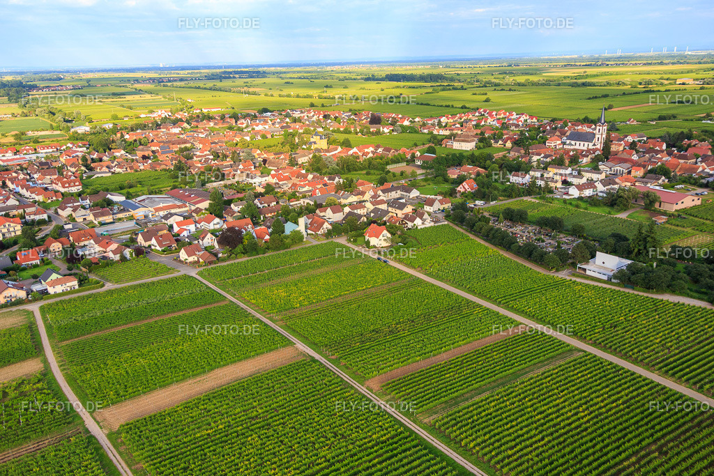 Friedhof | Luftbild: Friedhof in Edesheim im Bundesland Rheinland-Pfalz in Deutschland. Foto: IMG_090144.jpg vom 26.06.2016 durch Werner Riehm/FLY-FOTO.de - Realisiert mit Pictrs.com