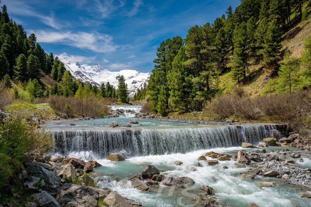Wildbach Ova da Roseg im idyllischen Val Roseg, Engadin | Die ideale Geschenkidee für Naturliebhaber. Naturbilder von Marcel Gross Photography für ihr Zuhause in den verschiedensten Formaten und Materialien. - Realisiert mit Pictrs.com