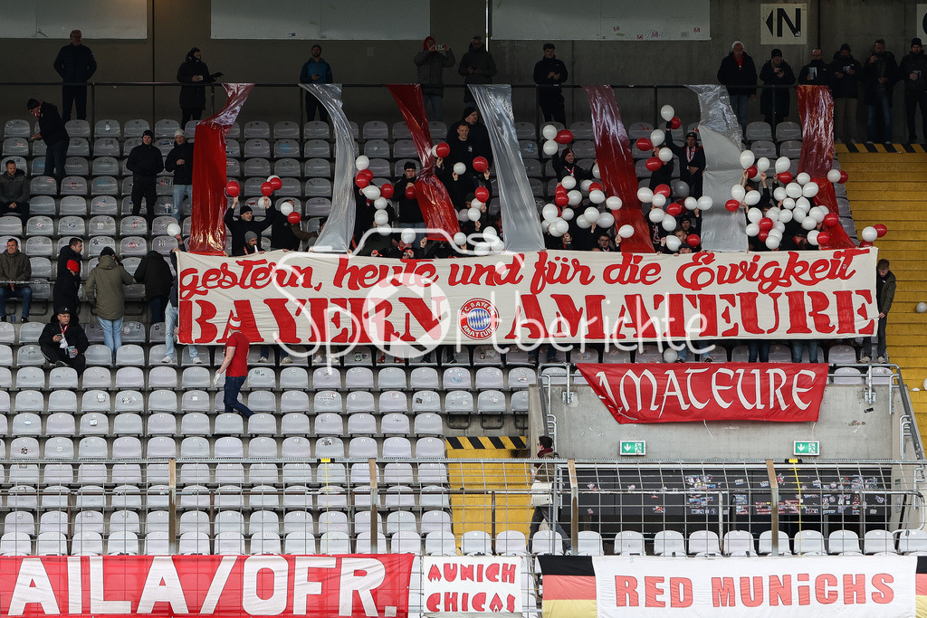 FC Bayern Amateure - TSV Buchbach | Die Fans der Amateure zeigen vor Spielbeginn eine Chore / Ultras / Zuschauer / Pyrotechnik / Pyro / Symbolbild
