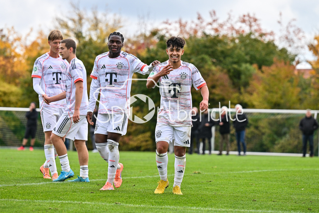 SpVgg Unterhaching U19 - FC Bayern München U19 | Jubel der Gäste nach dem Treffer zum 0-3 durch Maycon Douglas NORMANHA CAROZO (FC Bayern München U19 11) / Hattrick / Tor / Torschuetze / Freude / Happy / U19 DFB Nachwuchsliga: SpVgg Unterhaching - FC Bayern München; Sportschule Oberhaching am 18.10.2025
