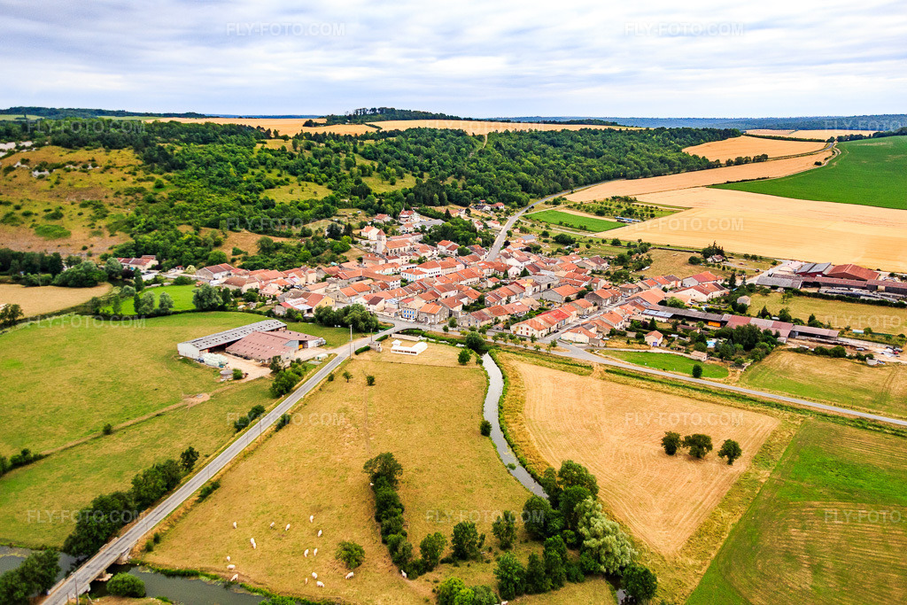 Aerial view: View of the town from the southwest in Pagny-la-Blanche-Côte in the state Meuse, France. – Photo: IMG_083568.jpg taken on 07/13/2015 by Werner Riehm/FLY-FOTO.com – Resolution of the original: 5472 x 3648 px