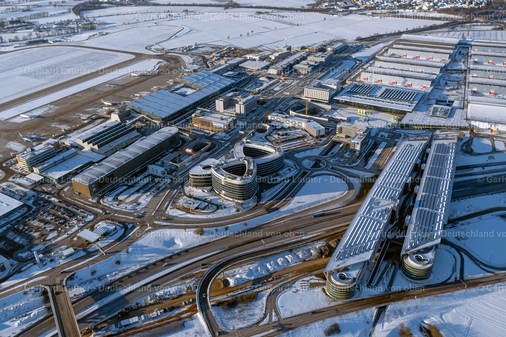 4043025 | STUTTGART 13.02.2021 Winterlich schneebedeckte Parkdeck auf dem Gebäude des Bosch Parkhauses der Messe Stuttgart über der Bundesautobahn A 8 in Stuttgart im Bundesland Baden-Württemberg. Weiterführende Informationen bei: Flughafen Stuttgart GmbH. // Wintry snowy parking deck on the building of the Bosch car park in Stuttgart in the state Baden-Wuerttemberg. Further information at: Flughafen Stuttgart GmbH. Foto: Gerhard Launer