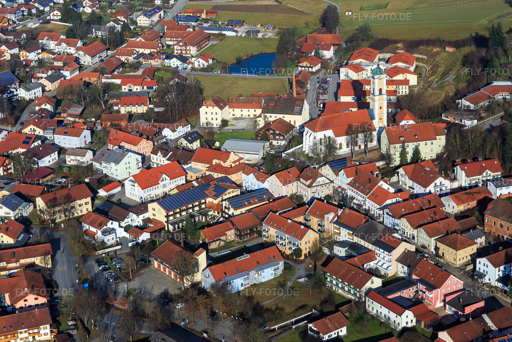 Luftbild: Dorfkern mit Kirche Maria Himmelfahrt in Bad Birnbach im Bundesland Bayern in Deutschland. Foto: IMG_095969.jpg vom 29.12.2016 durch Werner Riehm/FLY-FOTO.de