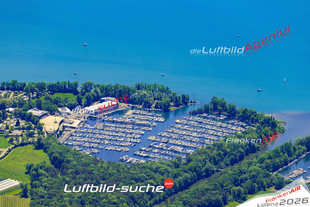 Das Luftbild zeigt :  Langenargen - Die Luftaufnahme wurde 2024 vom UL-Flugzeug aus erstellt ( keine Drohne ) - Hochauflösende Luftaufnahme - Für grossformatige Ausdrucke geeignet. Die Geschenkidee !Mit Lizenz und Bildrechte bestellbar
