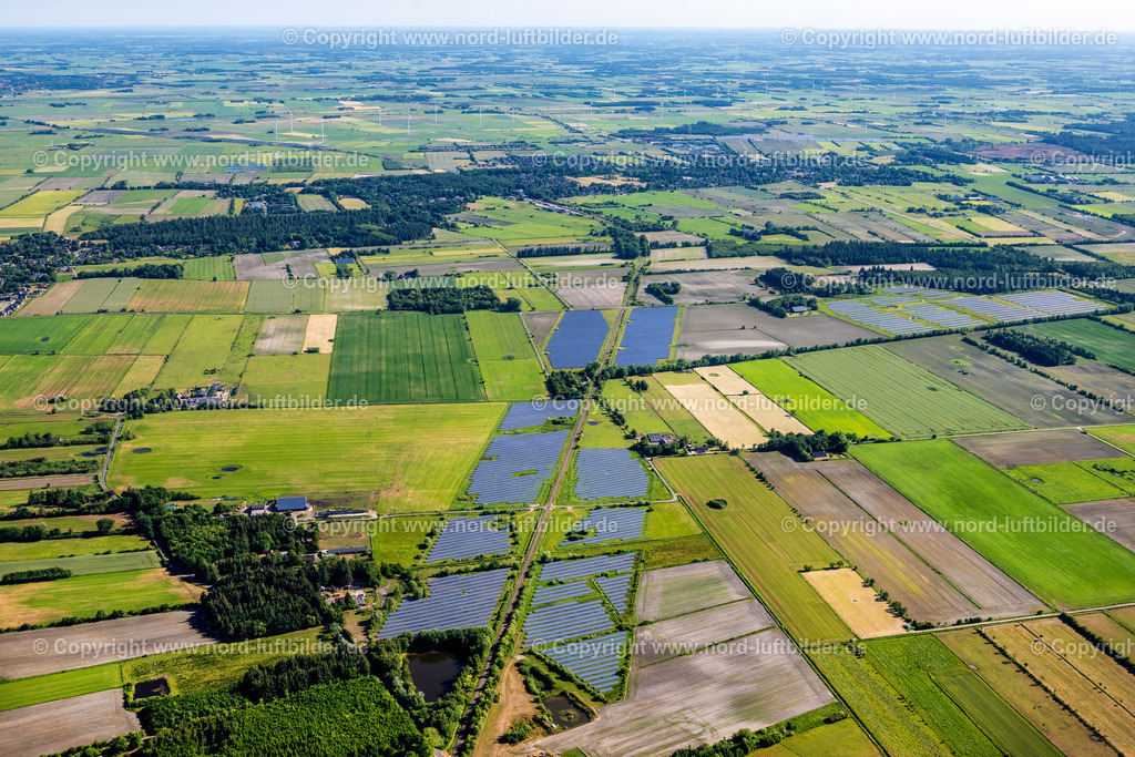 Uphusum_Solar_Power_Stadion_I_Und_Ii_ELS_7867100623 | HUMPTRUP 10.06.2023 Paneel- Reihen eines Solarkraftwerkes und Photovoltaik- Anlage auf einem " Solar Power Station " Feld in Humptrup im Bundesland Schleswig-Holstein, Deutschland. // Rows of panels of a solar power plant and photovoltaic system on a " Solar Power Station " field in Humptrup in the state Schleswig-Holstein, Germany. Foto: Martin Elsen