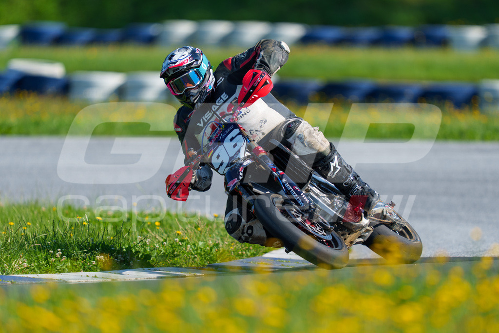 SuperMoto_Staatsmeisterschaft_Greinbach_106 | GRIPcapture steht für authentische Sportfotografie in Österreich – für Momente, die mehr sind als Geschwindigkeit oder Ergebnis. Es geht um Emotion, Spannung, Fokus und den Augenblick, der oft nur einen Wimpernschlag dauert.Ob Motorsport, Teamsport oder 