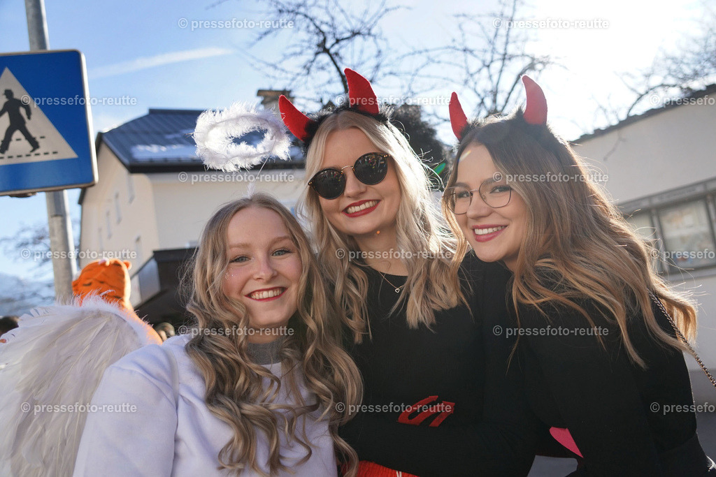 17-news-2023-Feb16-Unsinniger_Fasching_Reutte-sony-DSC02596 | Info aus dem Bezirk Reutte/Ausserfern Tirol sowie eine umfangreiche Bilddatenbank über die gesamte Region: Lechtal, Talkessel Reutte, Tannheimertal, Zwischentoren. Lech, Plansee, Zugspitze, Grenztunnel, B179, Fernpassstraße, Verkehr, Lawinen, Tradition, - Realisiert mit Pictrs.com