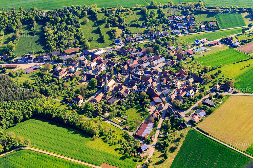 Dorfübersicht am Morgen aus Südwesten | Luftbild: Dorfübersicht am Morgen aus Südwesten im Ortsteil Reinsbronn in Creglingen im Bundesland Baden-Württemberg in Deutschland. Foto: IMG_146500.jpg vom 10.05.2025 durch Werner Riehm/FLY-FOTO.de - Realisiert mit Pictrs.com