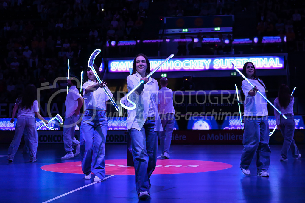 Zug United - HC Rychenberg - 25. April 2026 | Tanzgruppe mit toller Show am L-UPL Superfinal-Spiel zwischen Zug United und HC Rychenberg am 25. April 2026 in der BCF Arena, Fribourg, Schweiz.Bild: Sportfotografie Markus Aeschimann | www.markus-aeschimann.ch - Realisiert mit Pictrs.com