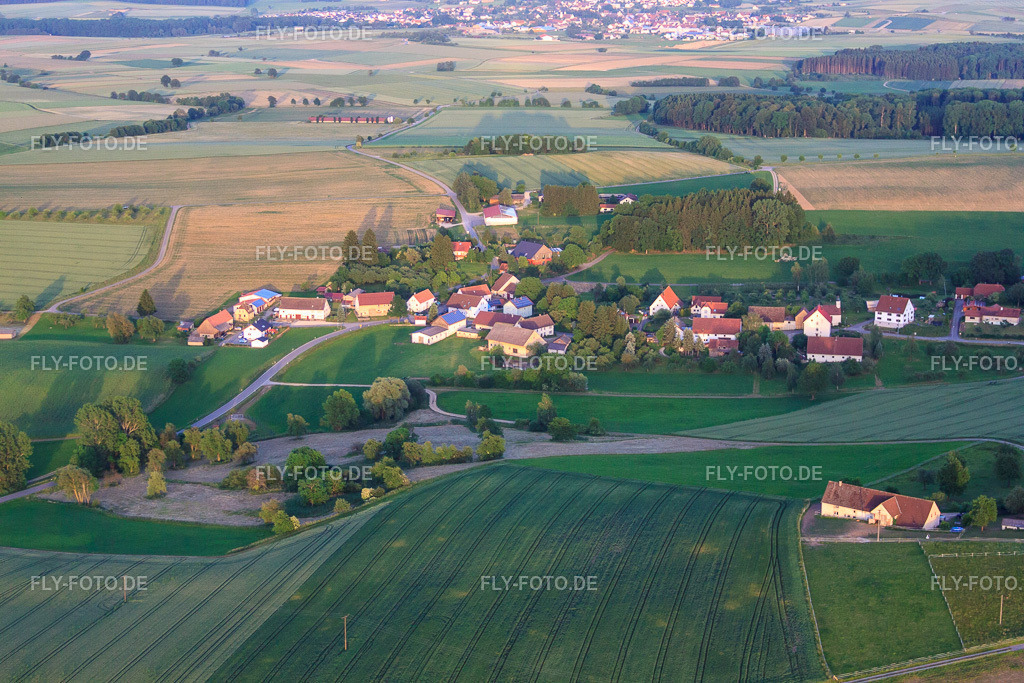 Dorf zu Füsßen des Bussen, der Heilige Berg Schwabens und Wallfahrtsort | Luftbild: Dorf zu Füsßen des Bussen, der Heilige Berg Schwabens und Wallfahrtsort im Ortsteil Aderzhofen in Uttenweiler im Bundesland Baden-Württemberg in Deutschland. Foto: IMG_67532.jpg vom 08.06.2014 durch Werner Riehm/FLY-FOTO.de - Realisiert mit Pictrs.com