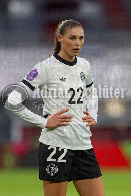 Deutschland vs Frankreich - Halbfinale - UEFA Women's Nations League | Düsseldorf, Deutschland, 24.10.25:   Jule Brand ( Deutschland ) schaut waehrend des Halbfinals der UEFA Women's Nations League zwischen Deutschland vs Frankreich in der Merkur-Spiel-Arena(Foto von Brauer-Fotoagentur / Adrian Schlueter)