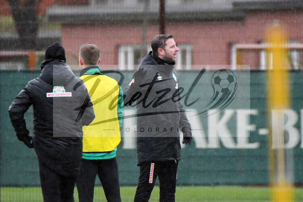 20200129_TRASVW_0025 | Fußball, Herren: Trainer Florian Kohfeldt (SV Werder Bremen) schaut beim Training des SV Werder Bremen am 29.01.2020 im wohninvest Weserstadion in Bremen, Deutschland.(Foto von Nico Paetzel) - Realisiert mit Pictrs.com