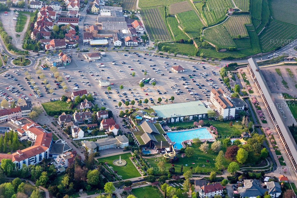 Luftbild: Freizeitbad Salinarium am Wurstmarkt in Bad Dürkheim im Bundesland Rheinland-Pfalz in Deutschland. Foto: IMG_106756.jpg vom 21.04.2018 durch Werner Riehm/FLY-FOTO.de