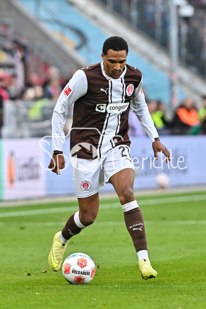 FC St. Pauli - FC Bayern München | ST. PAULI, DEUTSCHLAND - 11. APRIL: am Ball Andreas HOUNTONDJI (FC St. Pauli 27) / Einzelfoto / Freisteller während dem Bundesligamatch zwischen dem FC St. Pauli und dem FC Bayern München am 29. Spieltag im Millerntor Stadion / DFL REGULATIONS PROHIBIT ANY USE OF PHOTOGRAPHS AS IMAGE SEQUENCES AND/OR QUASI-VIDEO