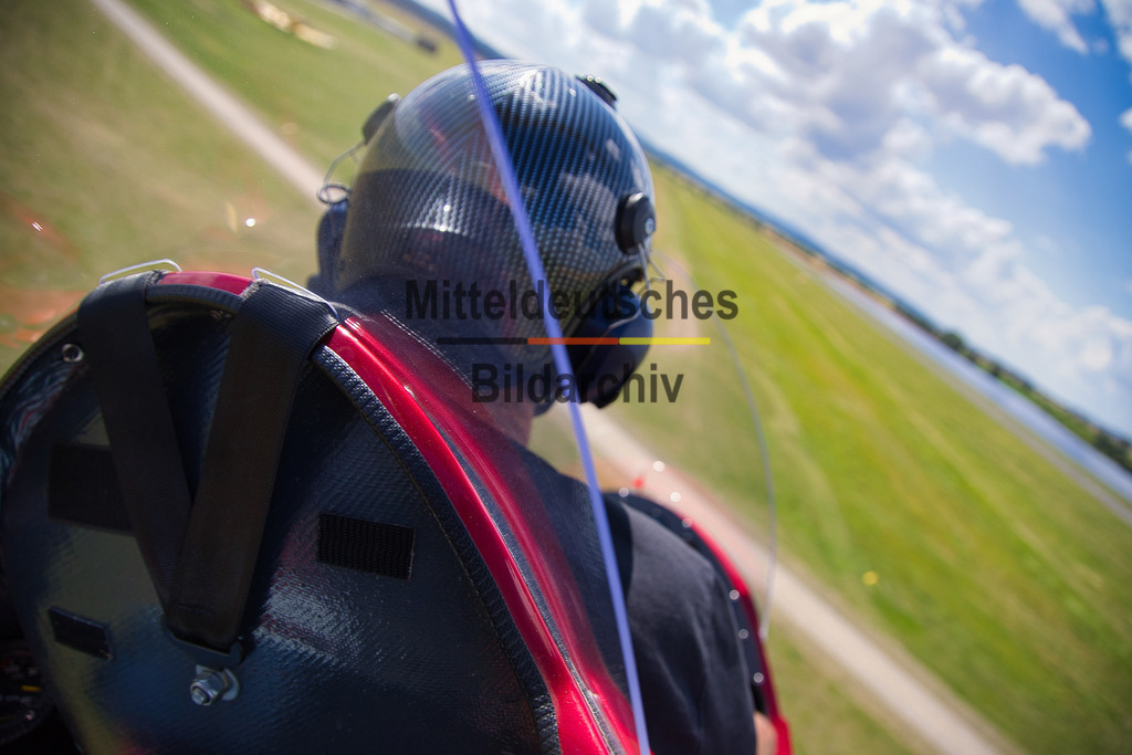 Pilot_4161 | Die Luftaufnahmen zeigen den Flugplatz Ballenstedt mit Start- und Landebahn, Hangars und dem umliegenden Harzvorland. Weitere Bilder entstanden direkt während des Fluges mit dem Tragschrauber. Mit dem Piloten im Vordergrund vermitteln sie einen authentischen Eindruck davon, aus welcher Perspektive meine Luftbilder entstehen und wie unmittelbar das Fotografieren aus dem offenen Tragschrauber ist.
 - Realisiert mit Pictrs.com