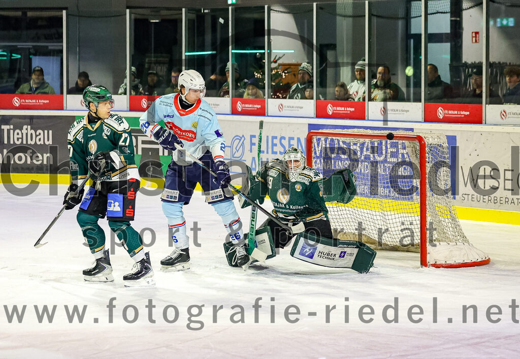 2025-12-23_080_TSV_Erding_gegen_Heilbronner_Falken | Erding, Deutschland, 23.12.2025:Eishockey, Oberliga Süd 2025 / 2026, 29. Spieltag, TSV Erding gegen Heilbronner Falken, Endergebnis: 5:4Mark Waldhausen (Erding Gladiators, #27), Lukas Wagner (Heilbronner Falken, #26), Torwart Leon Meder (Erding Gladiators, #39)Foto: Christian Riedel / fotografie-riedel.net