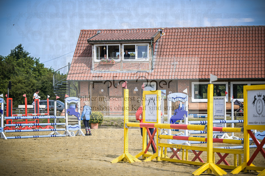 DOS_6017 | Entdecke hochwertige Reitturnierfotos von Foto Oger. Professionell, emotional und authentisch – jetzt Lieblingsmomente im Shop bestellen.Deutschlandweite Turnierfotografie. - Realisiert mit Pictrs.com