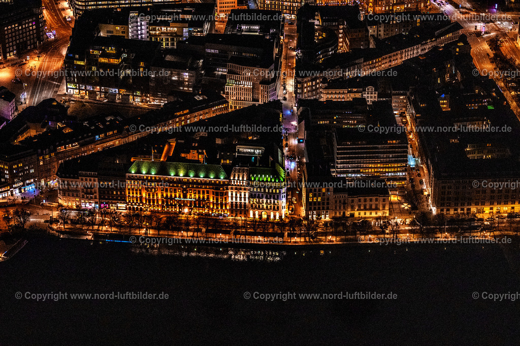 Hamburg_Alster_Hotel_Vier_Jahreszeiten_Nachtaufnahme_ELS_7129060325 | HAMBURG 06.03.2025 Nacht- Lichter und Beleuchtung Gebäudekomplex der Hotelanlage " Fairmont Hotel Vier Jahreszeiten " am Neuer Jungfernstieg am Ufer der Binnenalster in Hamburg, Deutschland. // Night lighting complex of the hotel building " Fairmont Hotel Vier Jahreszeiten " on Neuer Jungfernstieg in Hamburg, Germany. Foto: Martin Elsen