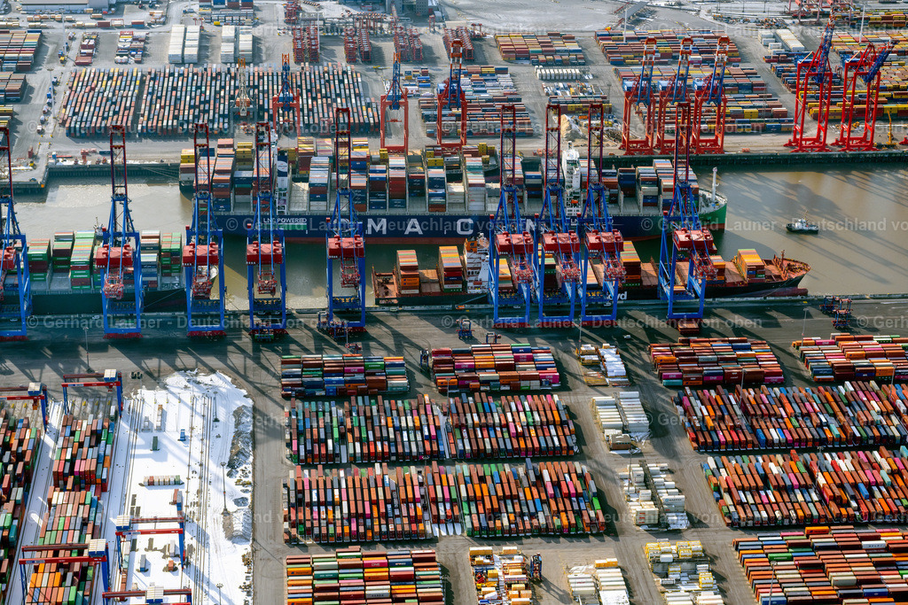 4044565 | HAMBURG 14.02.2021 Containerterminal im Containerhafen des Überseehafen Hamburg mit Blick auf die Innenstadt in Hamburg, Deutschland. Weiterführende Informationen bei: Hamburger Hafen und Logistik Aktiengesellschaft. // Container Terminal in the port of the international port Hamburg overlooking the inner city in Hamburg, Germany. Further information at: Hamburger Hafen und Logistik Aktiengesellschaft. Foto: Gerhard Launer