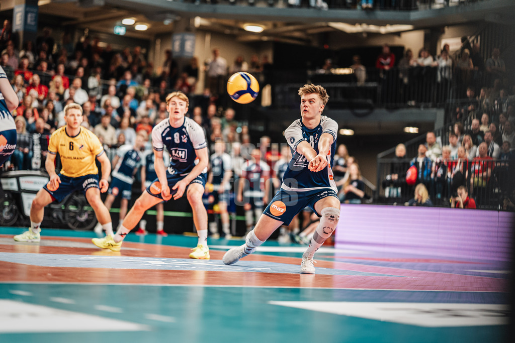 Volleyball | Herren | Saison 2024/2025 | 1. Volleyball Bundesliga Männer | Halbfinale | SVG Lüneburg vs. VfB Friedrichshafen | 05.04.2025 | Theo Mohwinkel (#8, SVG Lüneburg) nimmt den Ball an