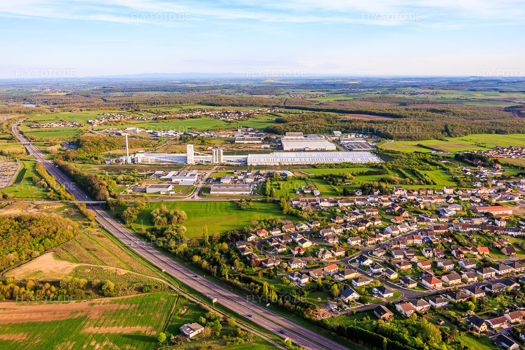 Luftbild: Glashütte AGC Glass Seingbouse SAS mit großer Freiflächen PV-Anlage in Seingbouse im Bundesland Moselle in Frankreich.Foto: IMG_154681.jpg vom 17.04.2026 durch Werner Riehm/FLY-FOTO.deAuflösung des Originals: 5818 x 3879 pxAGC Glass Europe