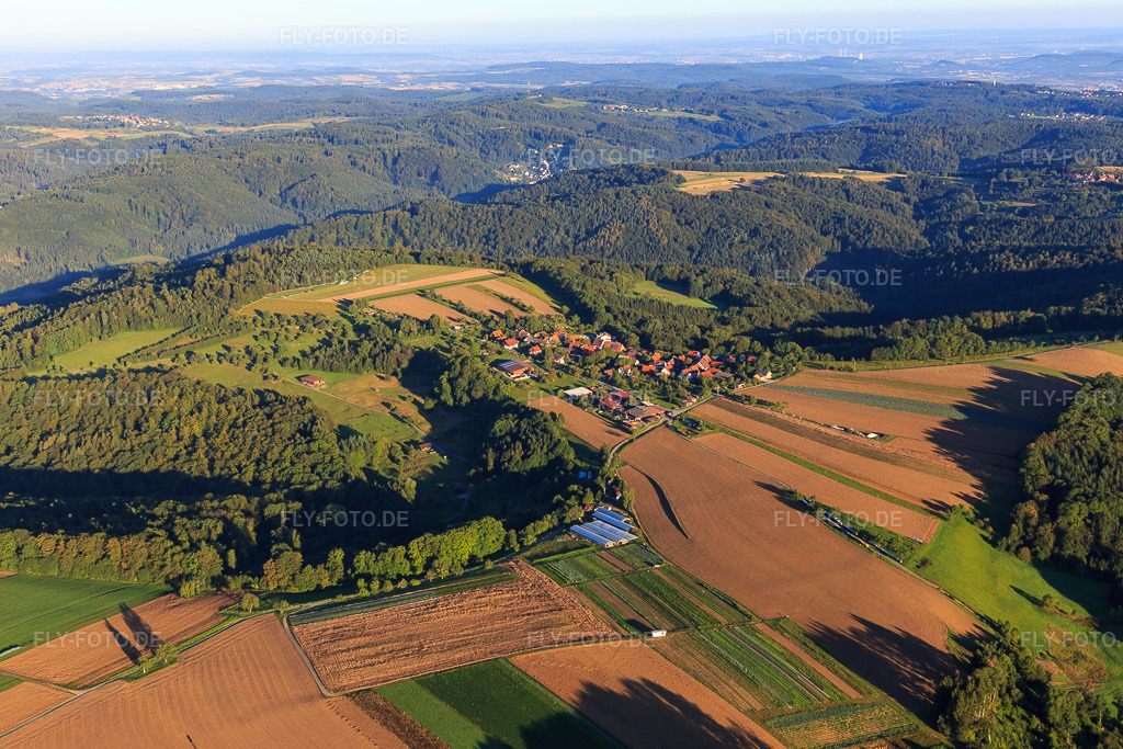 Luftbild: Dorf am Morgen aus Südosten im Ortsteil Großhöchberg in Spiegelberg im Bundesland Baden-Württemberg in Deutschland. Foto: IMG_093738.jpg vom 23.08.2016 durch Werner Riehm/FLY-FOTO.de