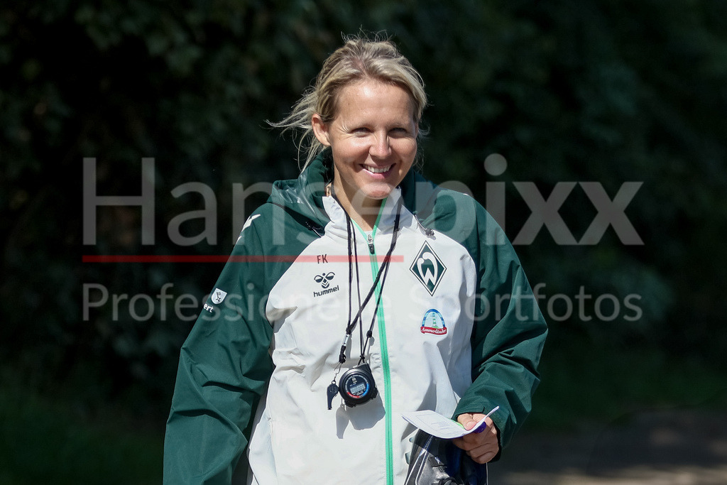 Fussball, Google Pixel Frauen-Bundesliga, Training SV Werder Bremen | Friederike Kromp (Fritzy Kromp, Trainerin, Cheftrainerin, SV Werder Bremen) Portrait, Nahaufnahme, Einzelfoto, Einzelbild