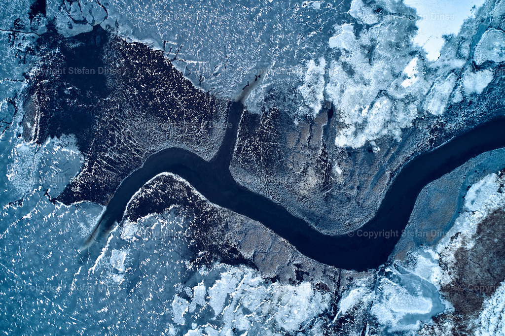 aerial view from icy river in winter | aerial view from icy river in winter - Realisiert mit Pictrs.com