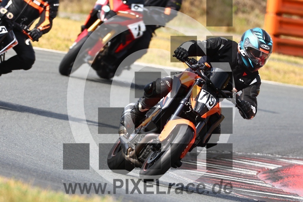 0079-20240909_01458 | Schöne Erinnerungen an spannende Momente - das festzuhalten ist unser Job. PIXELrace.de ist seit 2003 auf den Rennstrecken Europas unterwegs um die Action draußen beim Fahren und die wunderbare Stimmung imm Fahrerlager für euch einzufangen.