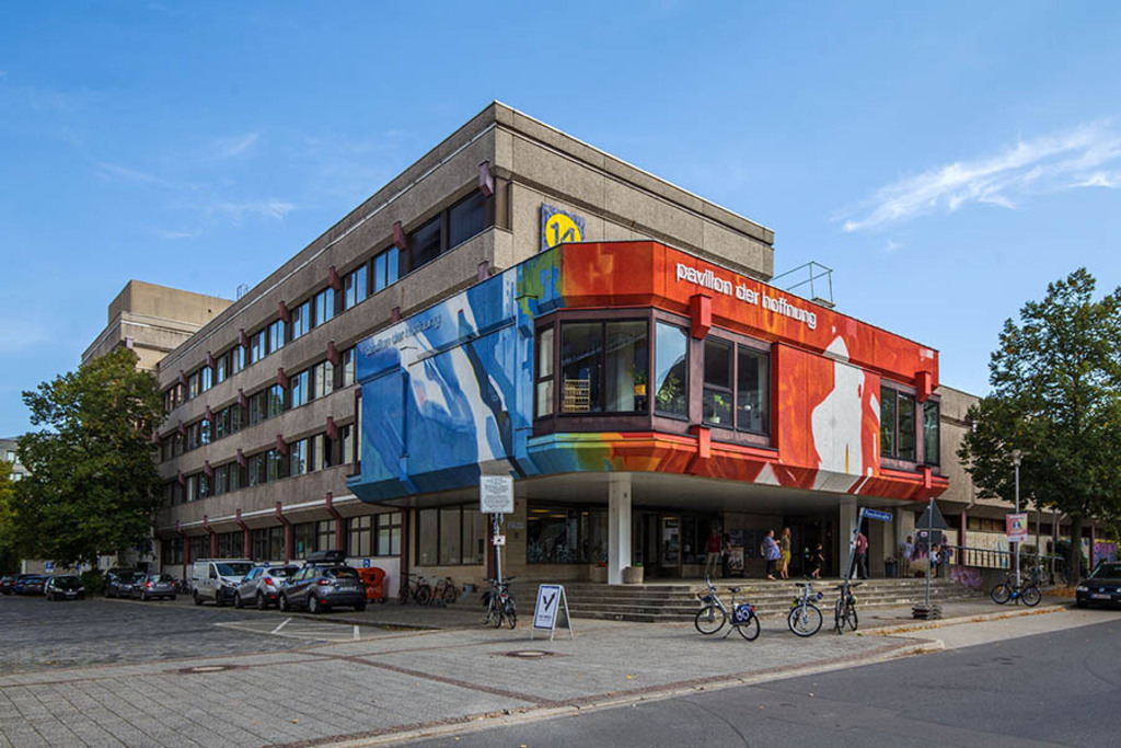 Pavillon der Hoffnung - Halle 14 auf der Alten Messe | Entdecke über 20 Kategorien Leipzig-Motive: Foto-Downloads, hochwertige Poster, Leinwand- & Fine-Art-Prints. Jetzt Lieblingsfoto im Bildlexikon Leipzig Shop bestellen!