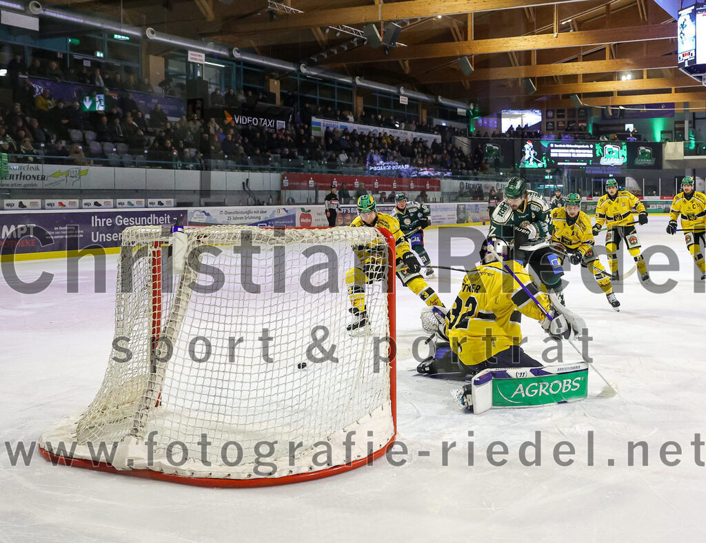 2025-12-19_067_TSV_Erding_gegen_Toelzer_Loewen | Erding, Deutschland, 19.12.2025:Eishockey, Oberliga Süd 2025 / 2026, 27. Spieltag, TSV Erding gegen Tölzer Löwen, Endergebnis: 2:5Torwart Matthias Bittner (Tölzer Löwen, #32), Marco Pfleger (Erding Gladiators, #47)Foto: Christian Riedel / fotografie-riedel.net