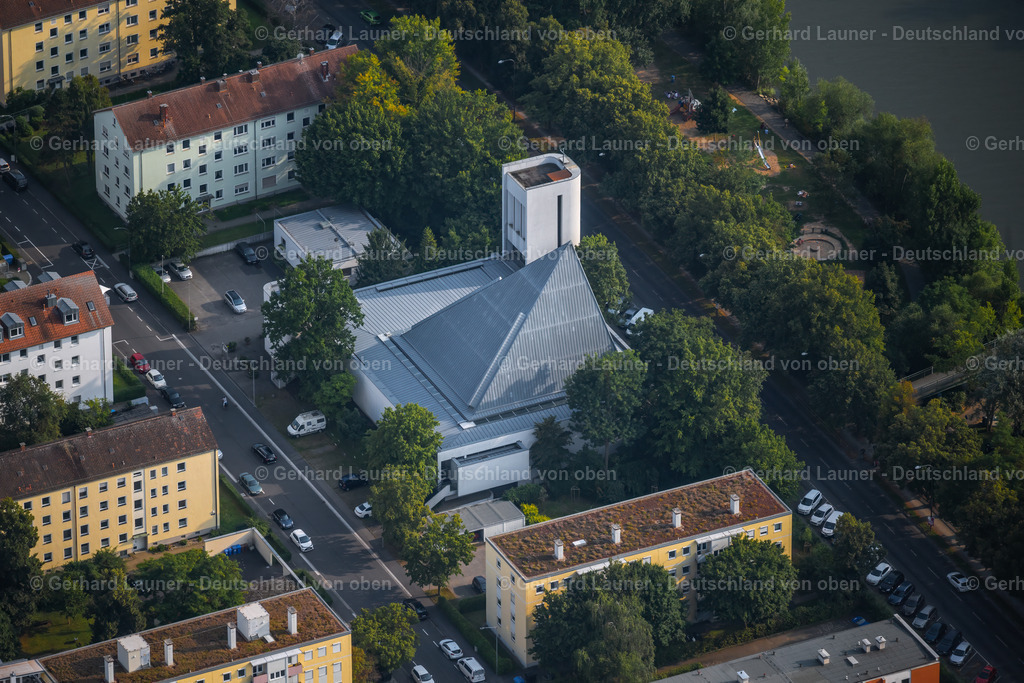 4047957 | WüRZBURG 21.08.2021 Kirchengebäude " St. Andreas " am Theodor-Heuss-Damm im Ortsteil Sanderau in Würzburg im Bundesland Bayern, Deutschland. Weiterführende Informationen bei: Pfarreiengemeinschaft Würzburg Sanderau. // Church building " St. Andreas " on Theodor-Heuss-Damm in the district Sanderau in Wuerzburg in the state Bavaria, Germany. Further information at: Pfarreiengemeinschaft Wuerzburg Sanderau. Foto: Gerhard Launer