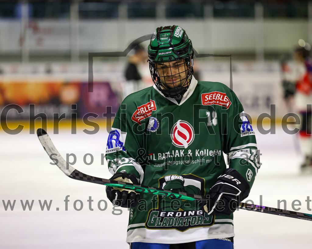 2023-11-03_131_TSV_Erding_gegen_ESC_Dorfen | Erding, Deutschland, 03.11.2023:
Eishockey, Bayernliga Vorrunde 2023 / 2024, 6. Spieltag, TSV Erding gegen ESC Dorfen, Endergebnis: 11:3

Daniel Krzizok (Erding Gladiators, #18)

Foto: Christian Riedel / fotografie-riedel.net