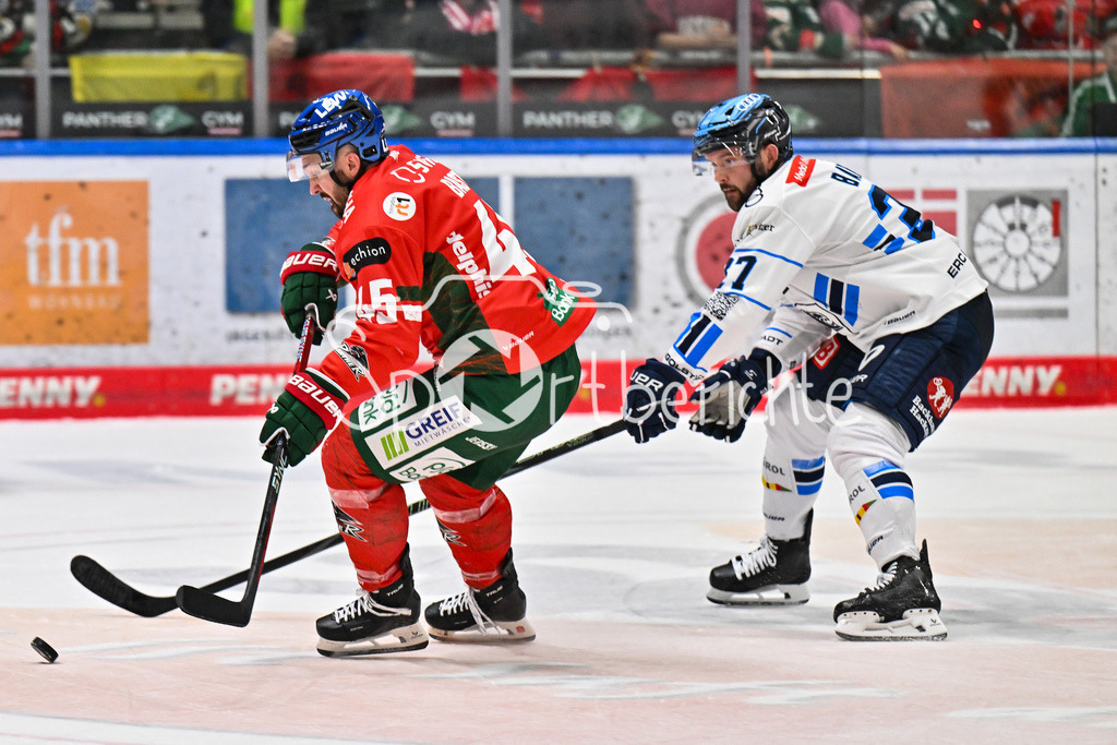 Augsburger Panther - ERC Ingolstadt | AUGSBURG, GERMANY - 12. DECEMBER: im Duell Jason BAST (Augsburger Panther 11) und Riley BARBER (ERC Ingolstadt 37) während dem Match zwischen den Augsburger Panthern und dem ERC Ingolstadt am 27. Spieltag der Penny DEL im Curt Frenzel Stadion
