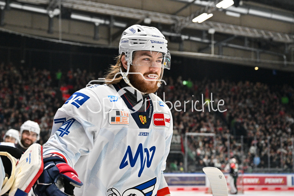 Augsburger Panther - Adler Mannheim | Jubel der Gaeste nach dem Treffer zum 0-2 durch Ryan MACINNIS (Adler Mannheim 74) / Freude / Happy / Tor / Torschuezte / DEL: Augsburger Panther - Adler Mannheim, Curt Frenzel Stadion am 16.02.2025